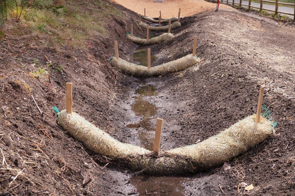 Land,drainage,works.,the,use,of,straw,wattles.