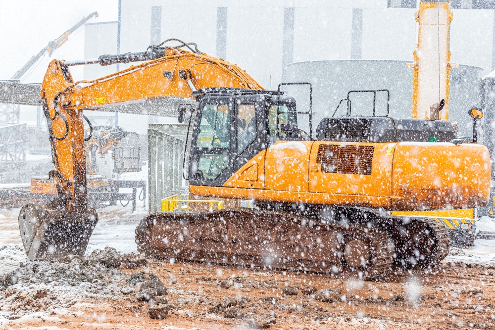 The,excavator,excavation,at,the,cold,weather,also,snowing,in
